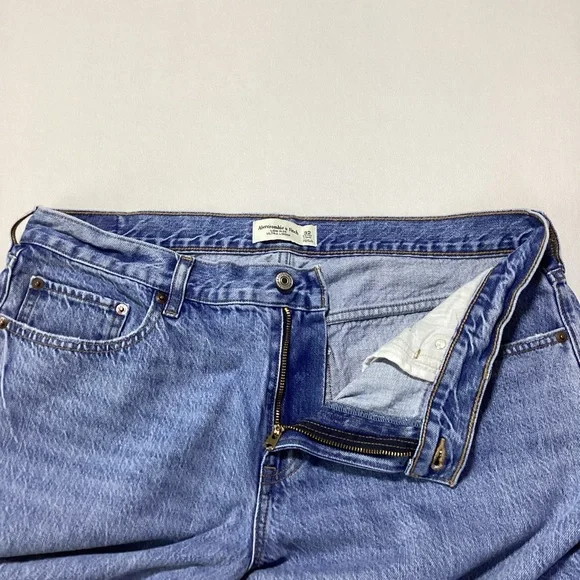 Abercrombie & Fitch Low-Rise Ultra Loose Light Blue Denim Jeans - Picture 4 of 13